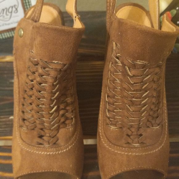 NOT RATED SUEDE PEEP TOE HEELS - Picture 3 of 10